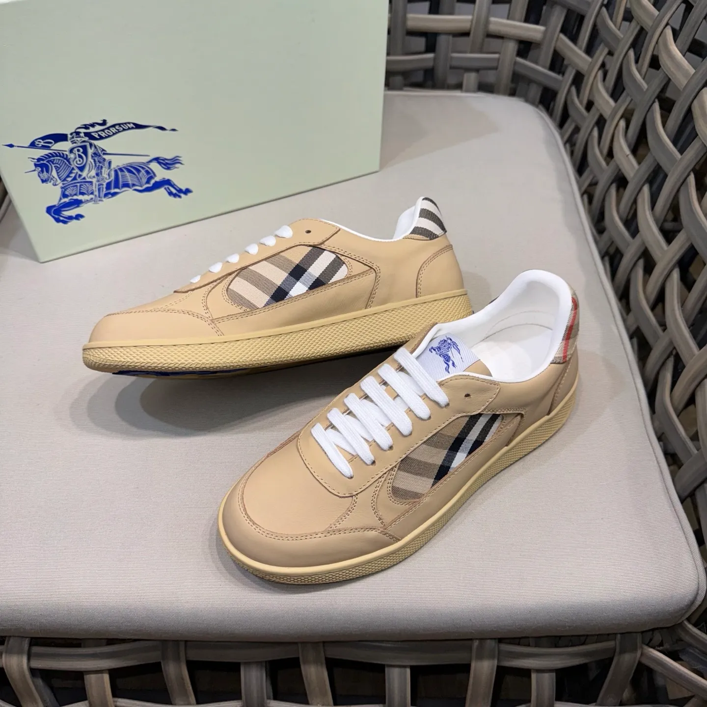 [Burberry] Top P: 680💰Size: 38-44 (45.46 custom-made) Burberry official website synchronized men's classic low-top sneakers | Made of original first-layer cowhide | Decorated with renewed brand logo | First-layer cowhide lining | Heel decorated with Burberry letter embossed logo | Original TPU outsole.